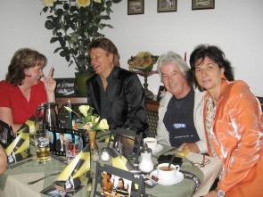 10.05.09-Fotos mit Fans-03