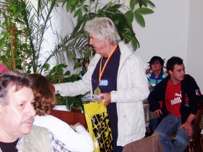 10.05.09-Geschenk fr Fanclub-01