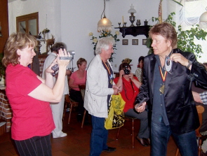 10.05.09-Geschenk fr Fanclub-03